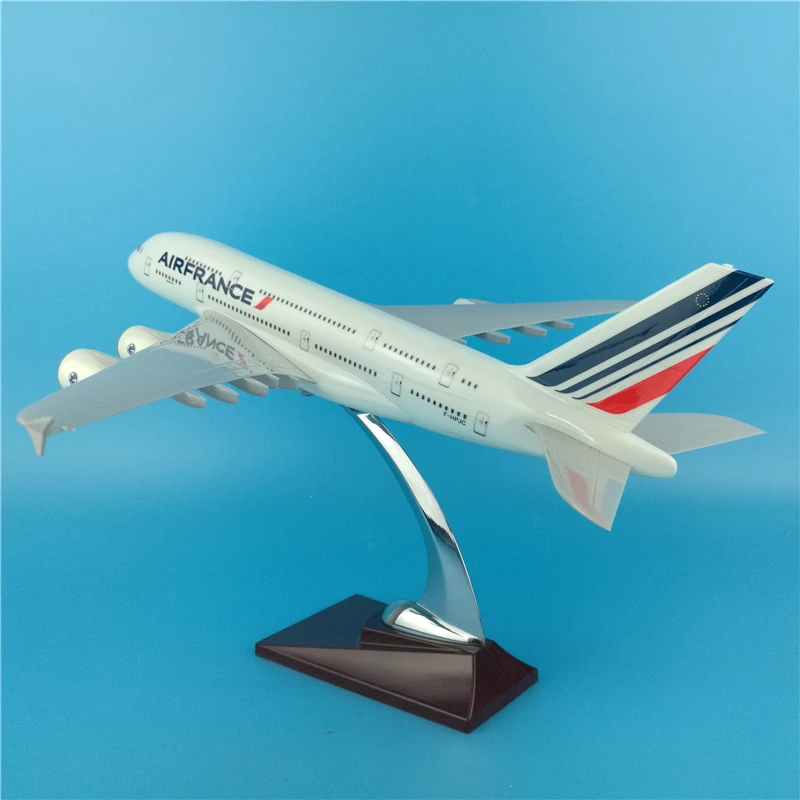 Модель самолета из литого пластика масштаб 1:200 36 см | Игрушки и хобби