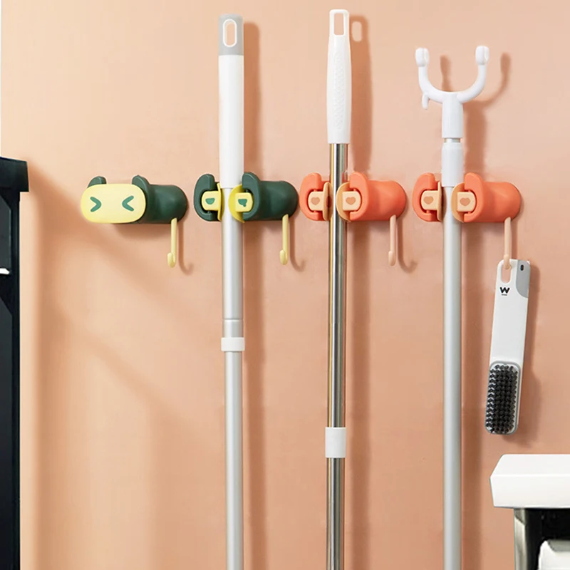 

Держатель для швабры с мультяшным изображением пыли, самоклеящийся держатель для швабры, метлы без сверления, настенный зажим для хранения ...