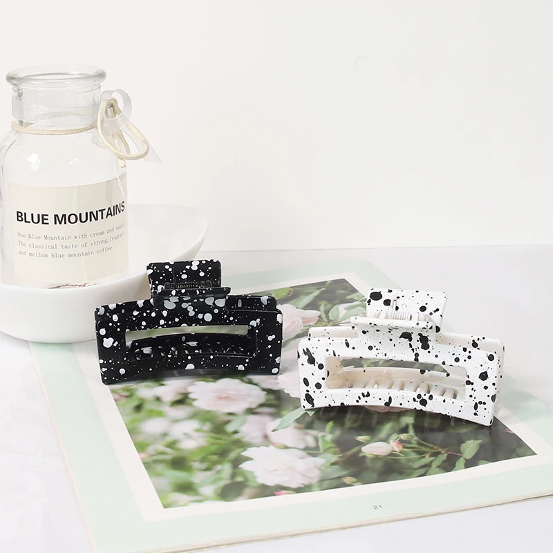 

Заколка-краб для волос с крупным прямоугольным геометрическим принтом