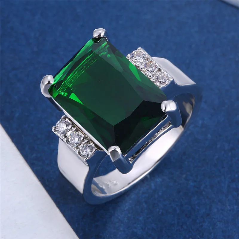 Женское прямоугольное кольцо обручальное заполненное белым и золотом зеленое