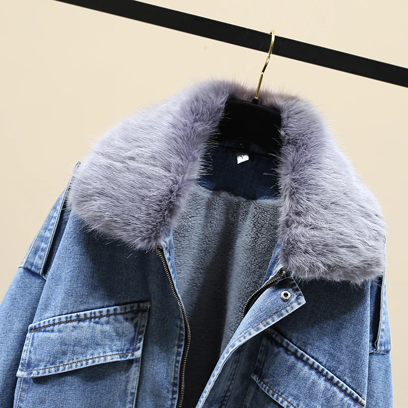 Зимняя джинсовая куртка с большим меховым воротником и подкладкой из овечьей