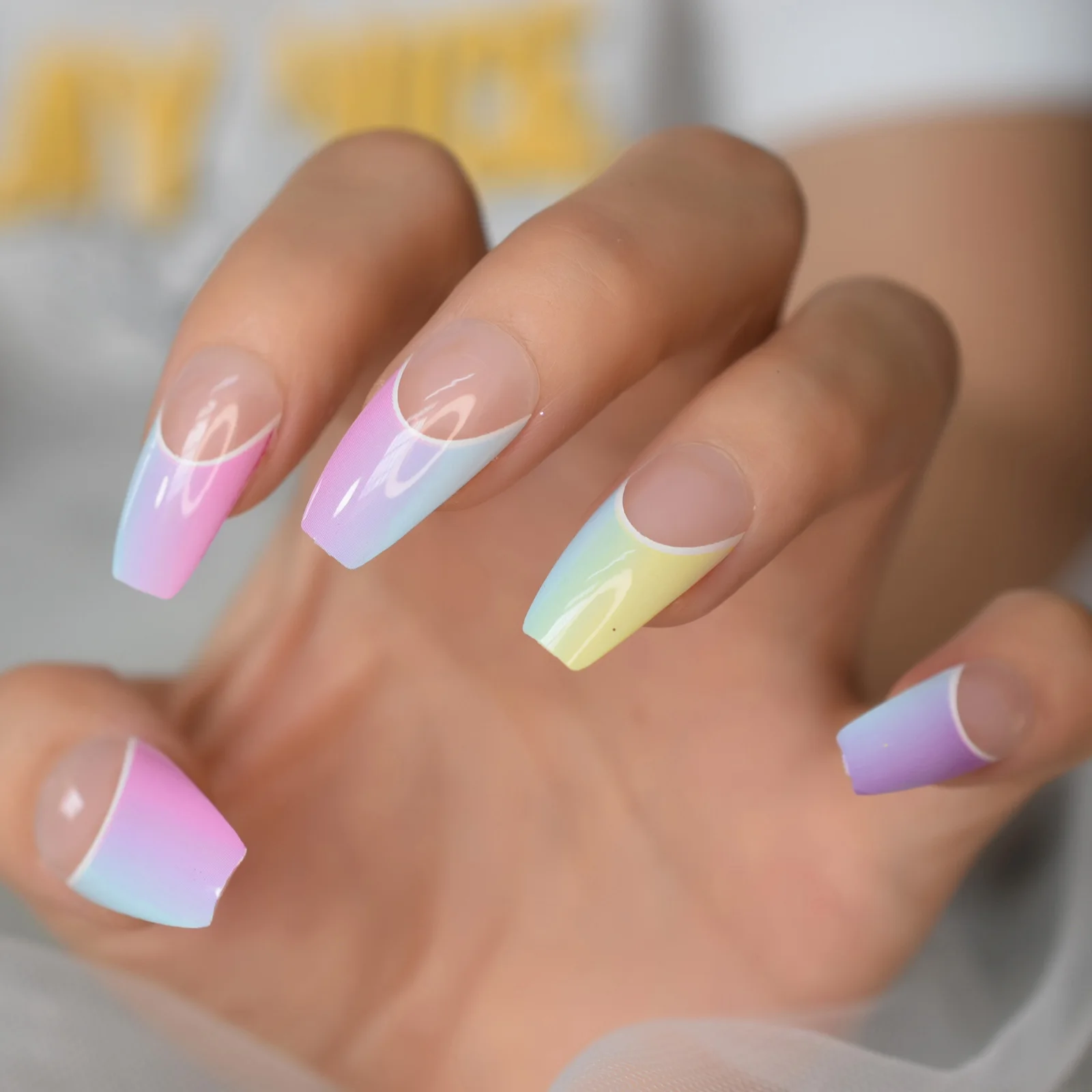 Набор из 24 штук искусственных ногтей "Coffin Press On Nails" среднего размера, глянцевого радужного цвета в стиле "балерина", прозрачные с нюдовым оттенком.