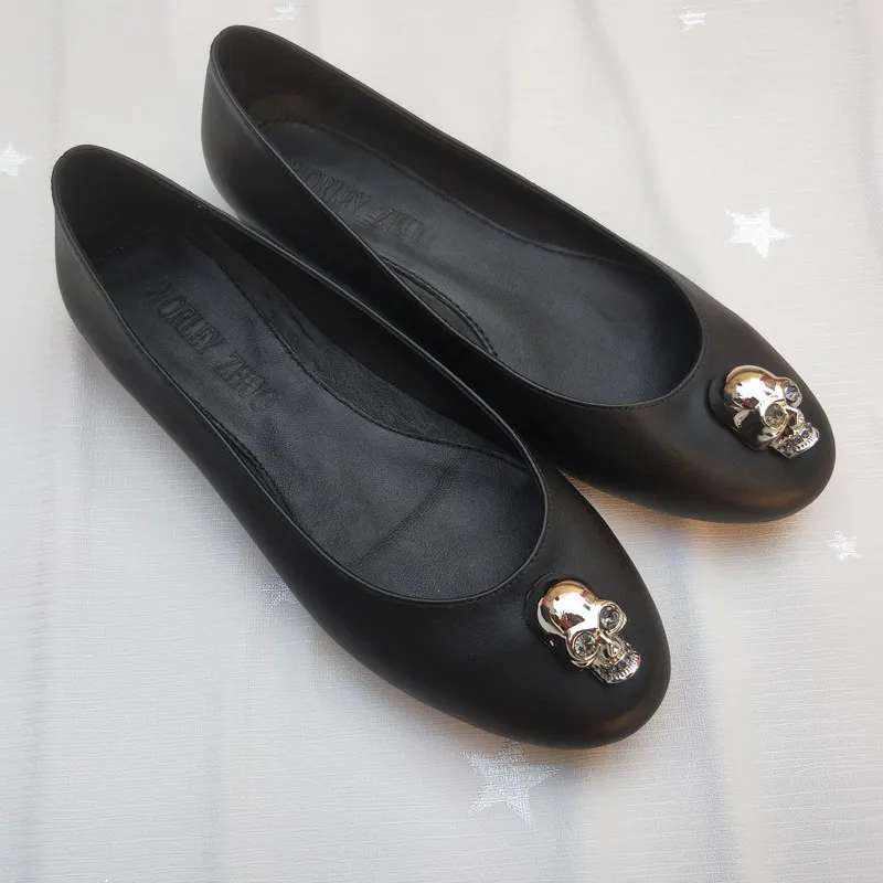 

Женские туфли с круглым носком, без застежки, из натуральной кожи, повседневная обувь на плоской подошве, украшение в виде черепа, удобные Ст...