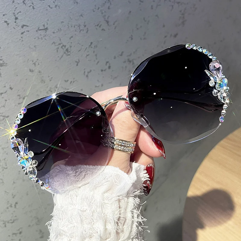 

Fashion Luxury Sunglasses Bling Sun Glasses Vintage Shades for Women Big Diamond Eyeglasses