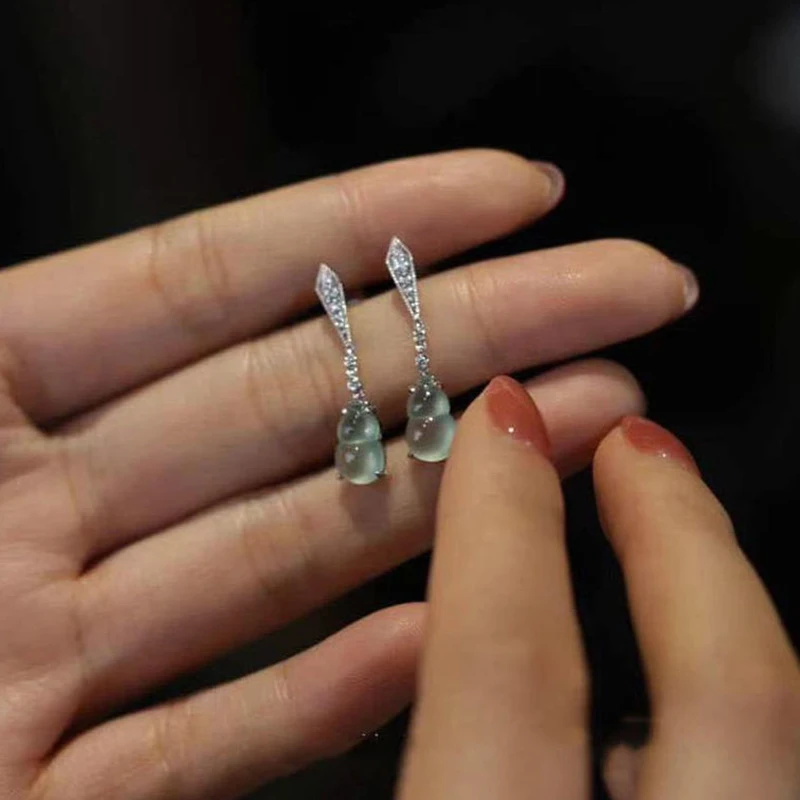 Серьги женские украшенные кристаллами из натурального льда халцедона |