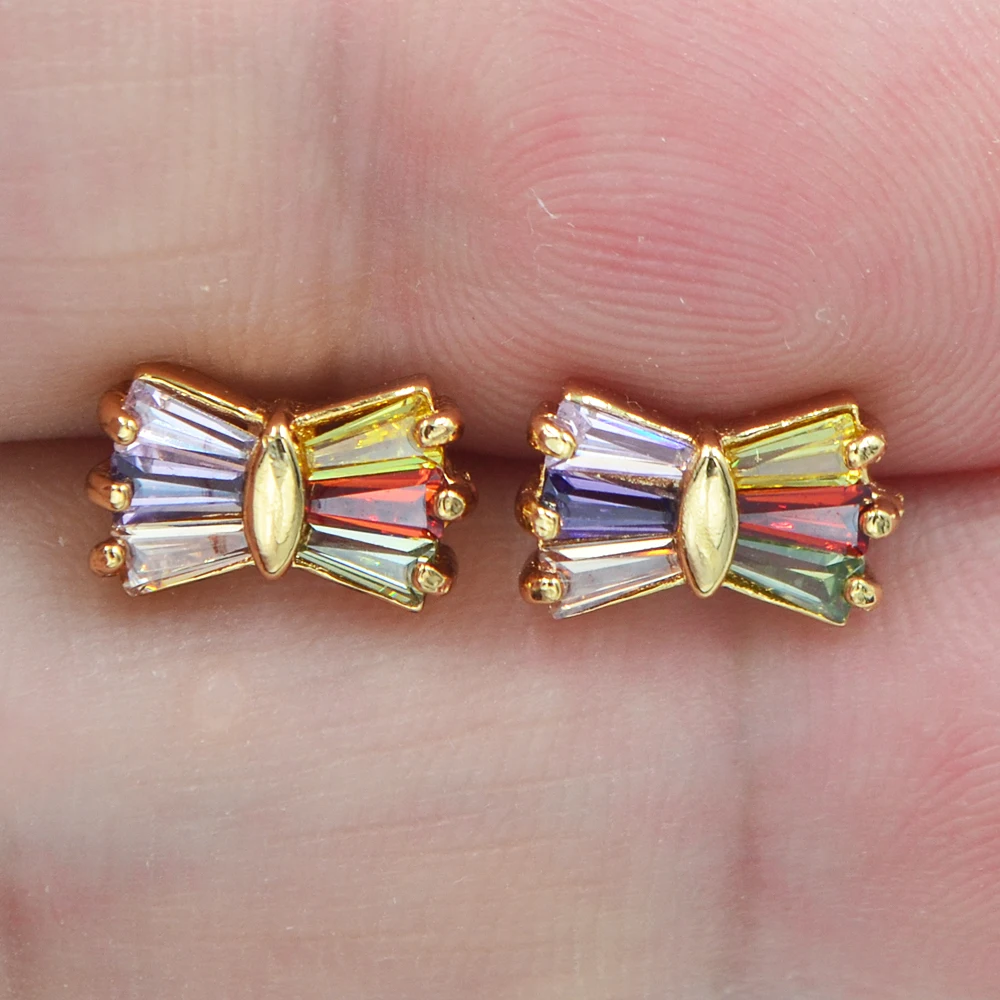 Женские серьги-гвоздики с фианитом золотого цвета | Украшения и аксессуары