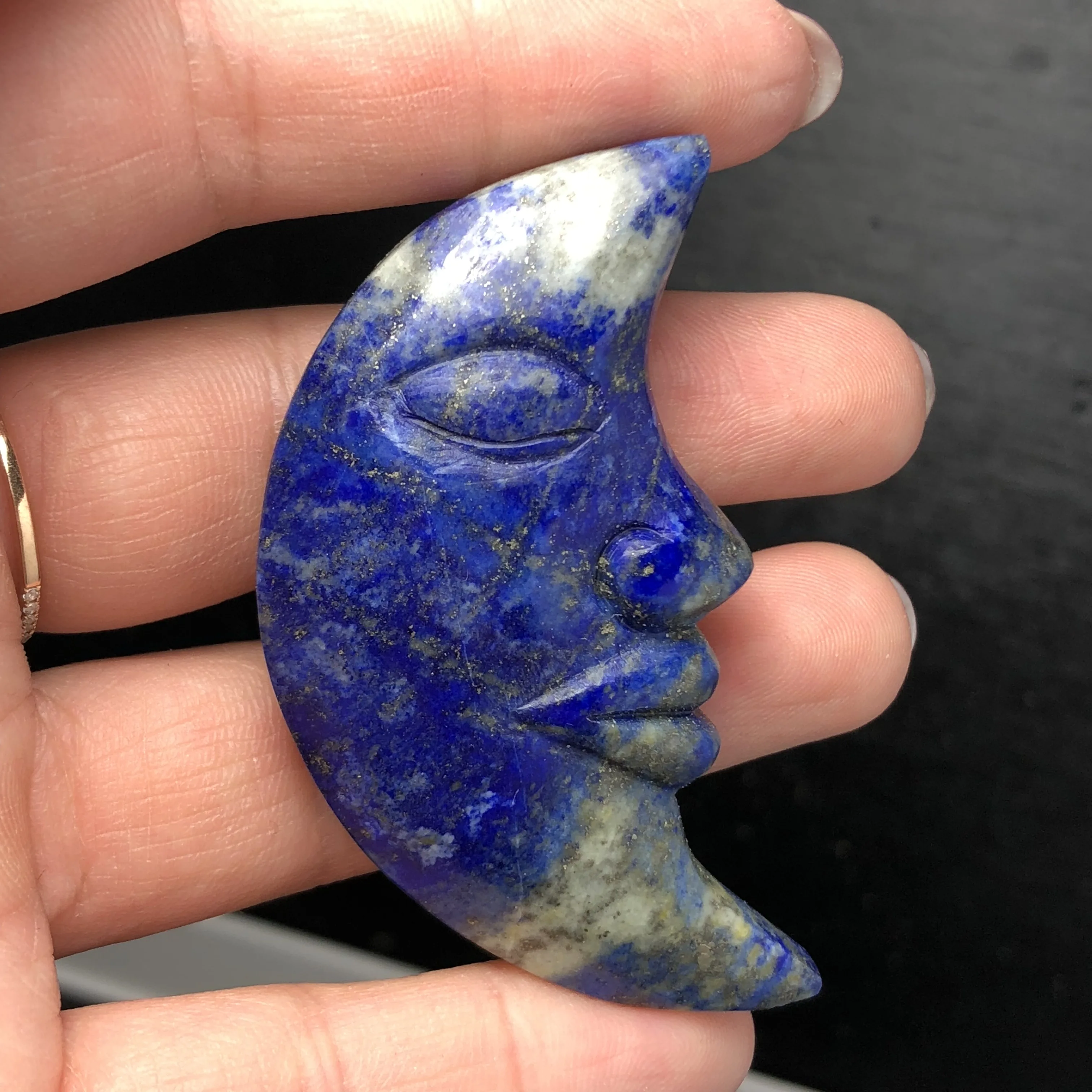 Красивый натуральный Лазурит кристалл Луны лицо ручной резки и полировки редкий