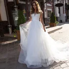 Платье свадебное с V-образным вырезом, кружевной аппликацией и пуговицами