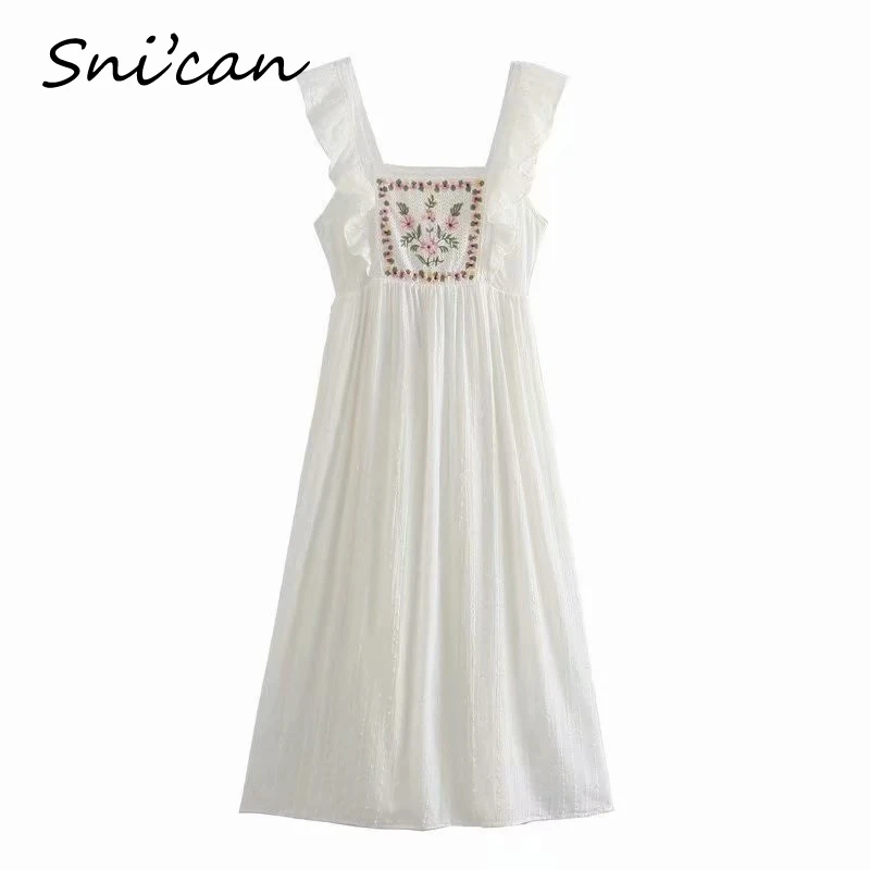 Женское винтажное платье на бретелях-спагетти белое мини с цветочной вышивкой