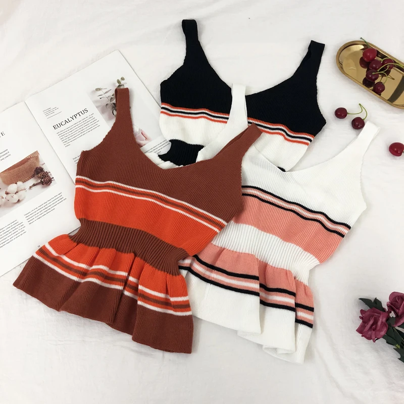 Женский трикотажный топ в полоску укороченный с оборками на подоле женская