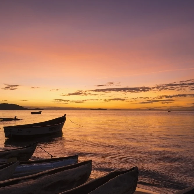 Рыболовные лодки в dusk Cape Maclear Lake Malawi печать плакатов Малави (19x12)|Таблички и знаки| |