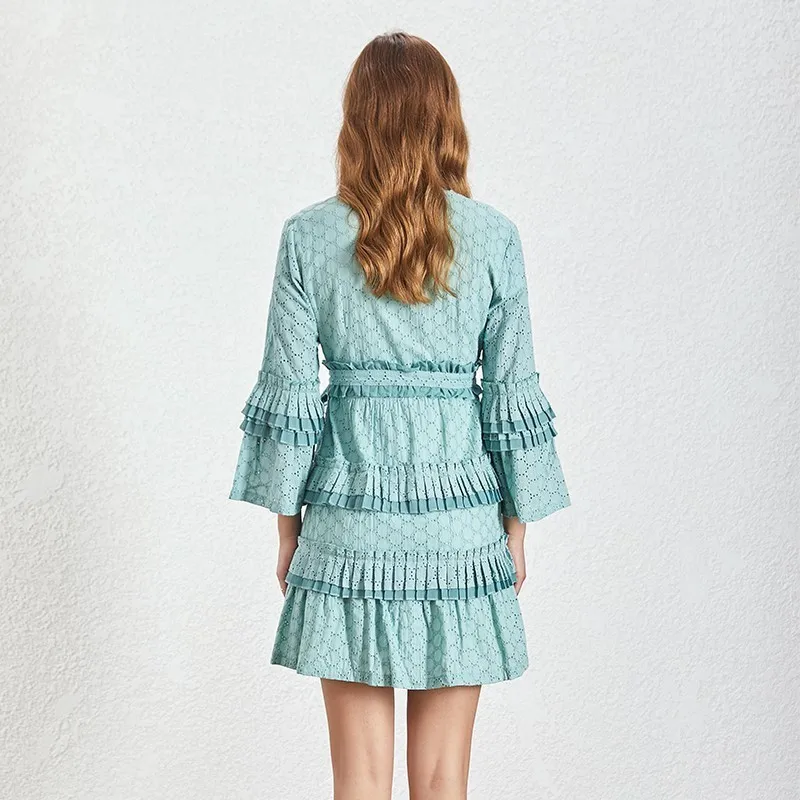 Платье с расклешенными рукавами TWOTWINSTYLE весеннее плиссированное платье