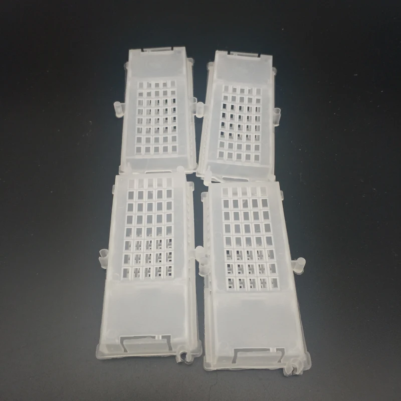 10 пластиковых королевских клетки используются для поддержания с гарантией