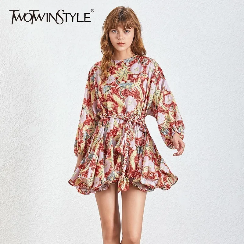 Короткое платье TWOTWINSTYLE с круглым вырезом и длинным рукавом высокой талией