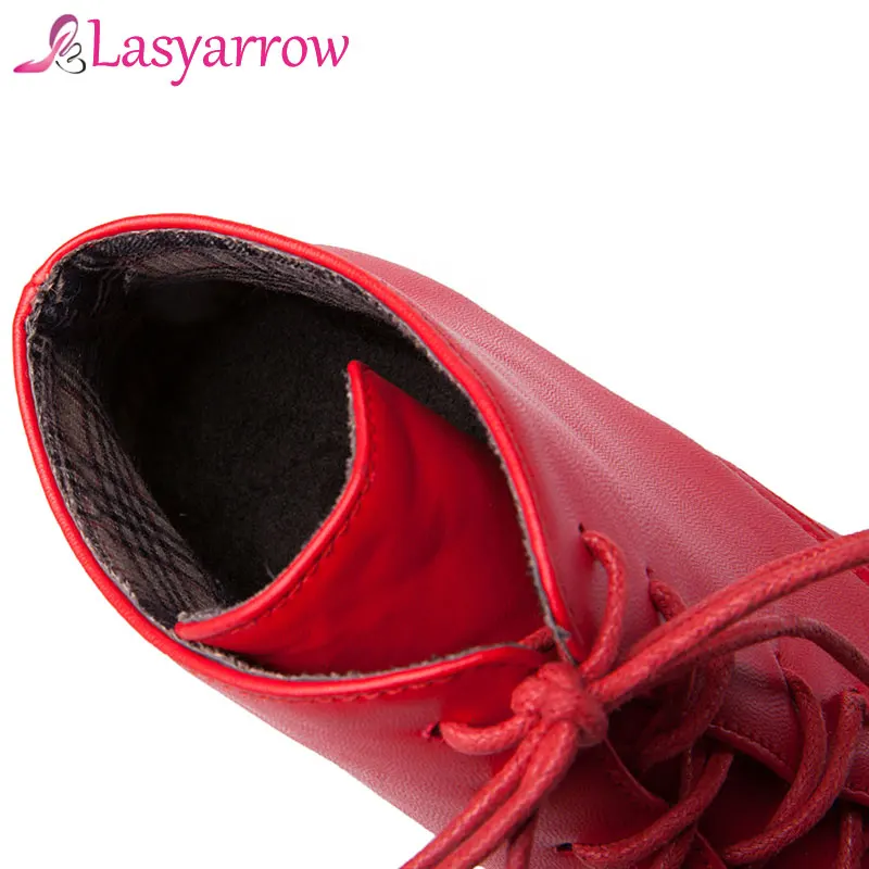 Женские ботинки на среднем каблуке Lasyarrow черные/красные с острым носком весну и