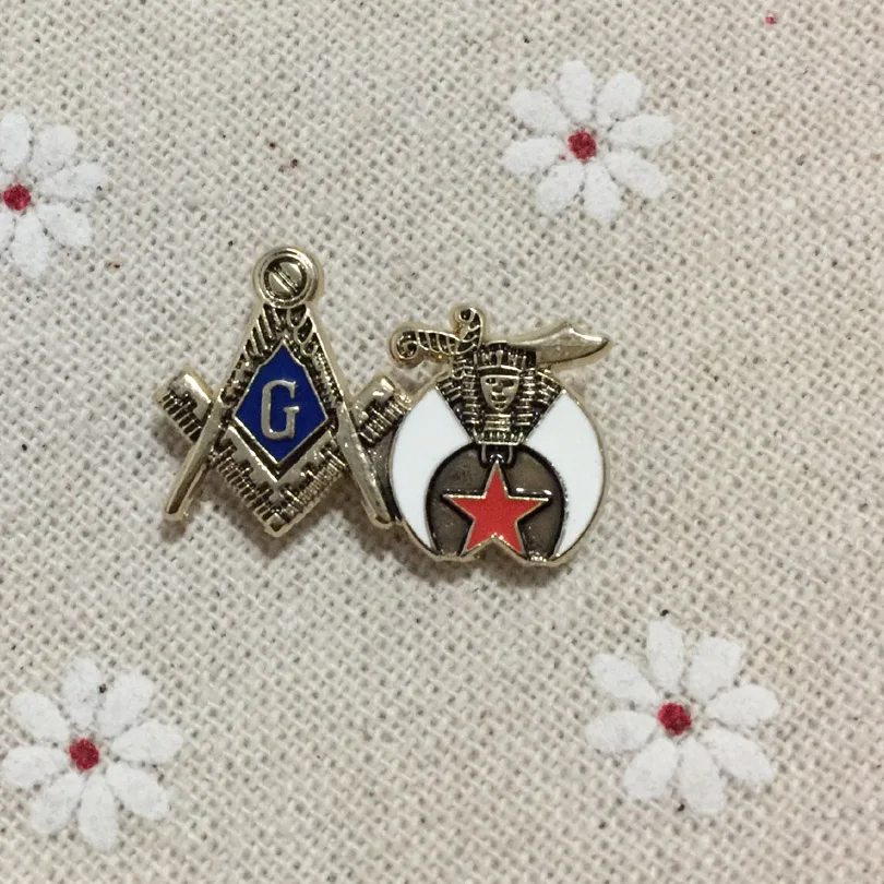 Рисунок 3 - Брошь в виде полумесяца с квадратным компасом