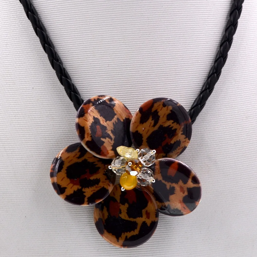 

2018 Trendy Fashion Brown Leopard Skin Shell Flower Pendant Necklace For Womens Jewelry Party Gift
