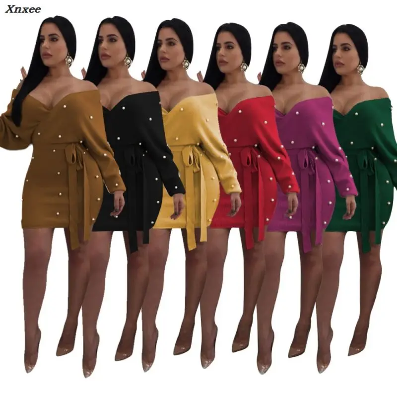 Женское облегающее мини-платье с V-образным вырезом открытыми плечами и длинным