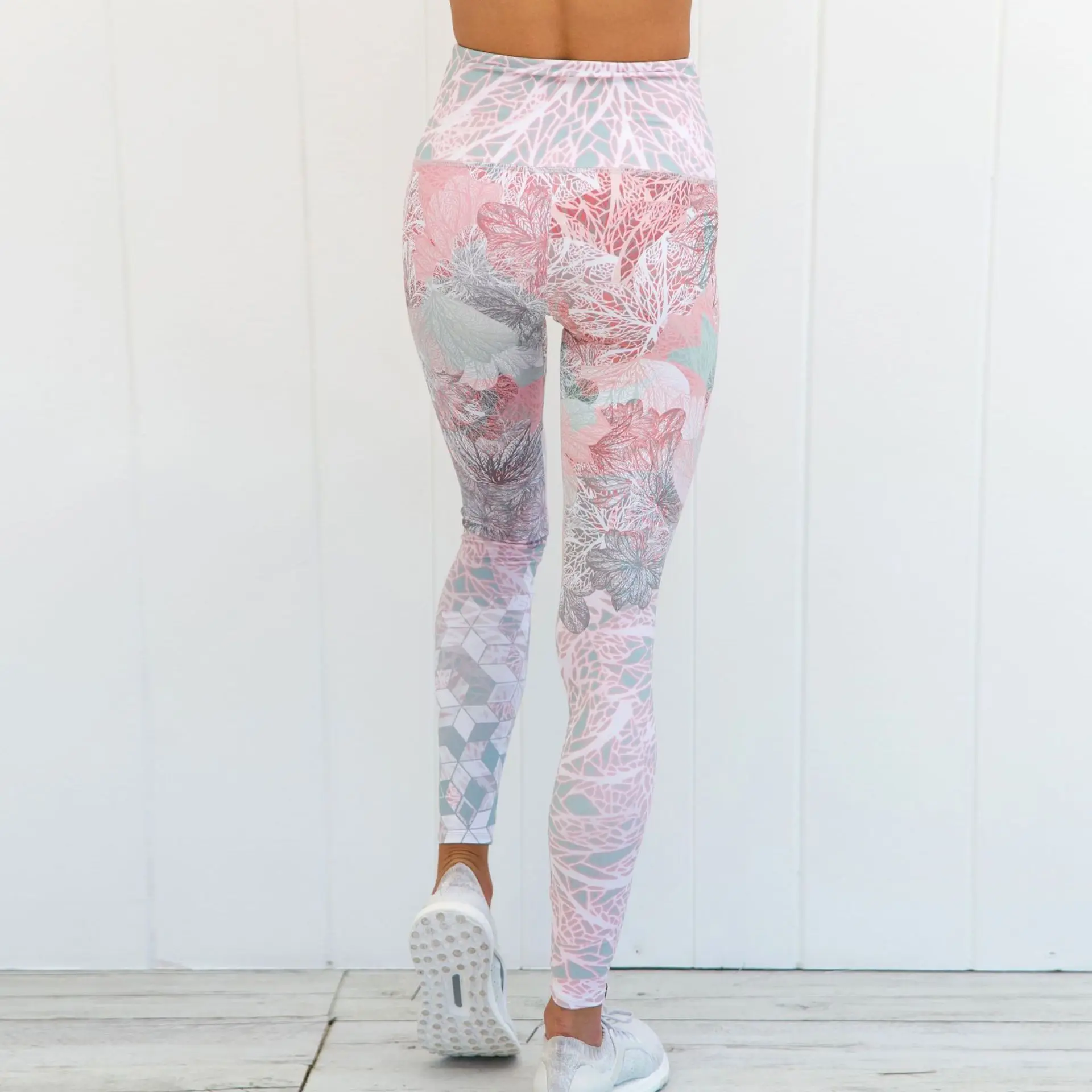 Женский спортивный костюм для занятий йогой розовый на бретельках с открытой