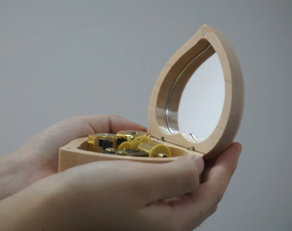 Деревянная музыкальная шкатулка для влюбленных подарок на день Святого