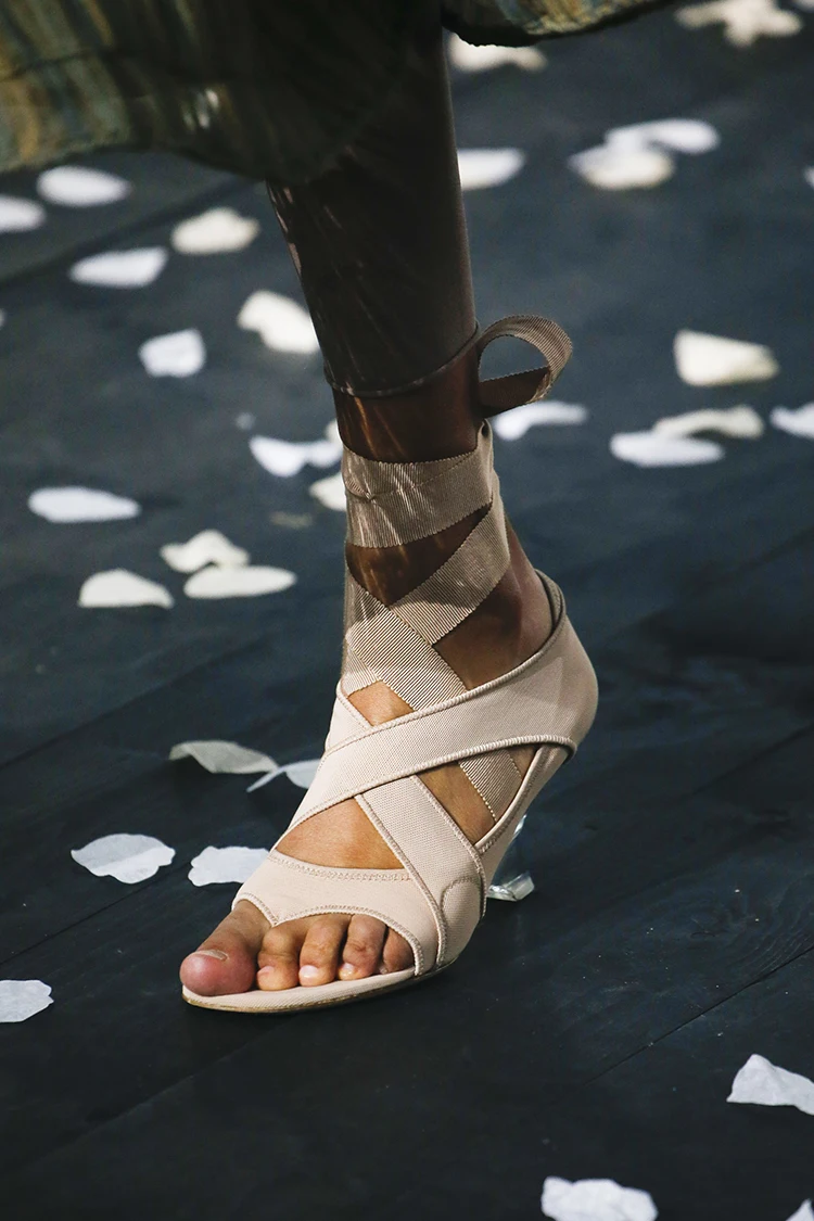 Новинка прозрачные сандалии на странном каблуке с эластичным ремешком женские