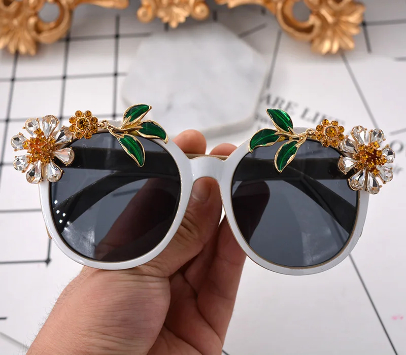 

2019 Brand Baroque Sunglasses for Women Diamond Rhinestone Leaf Sun Glasses UV400 Shades Cateye Oculos De Sol Gafas Feminino
