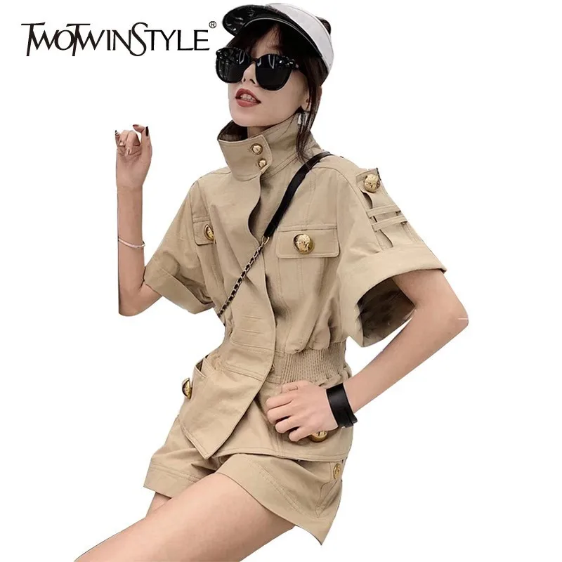 TWOTWINSTYLE летний Однотонный женский костюм на пуговицах с коротким рукавом