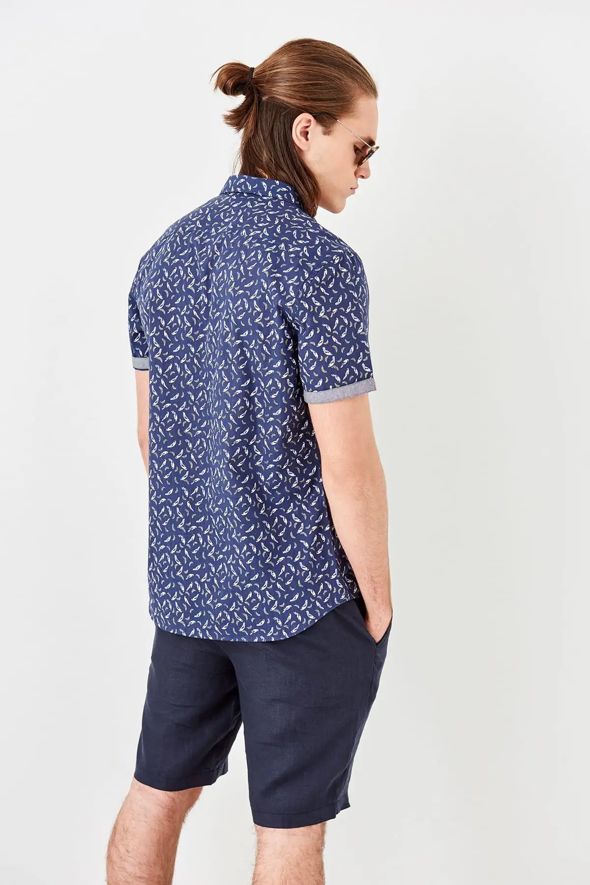 Trendyol новая темно-синяя мужская рубашка с коротким рукавом и принтом птицы TMNSS19FO0036