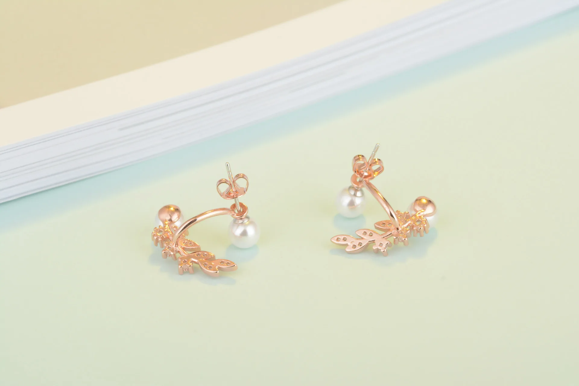 Изящные жакеты с жемчужинами и цирконами украшенные кристаллами листьями