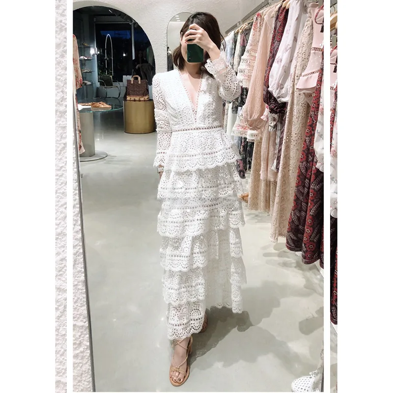 Белое ажурное многослойное платье с v образным вырезом и длинными