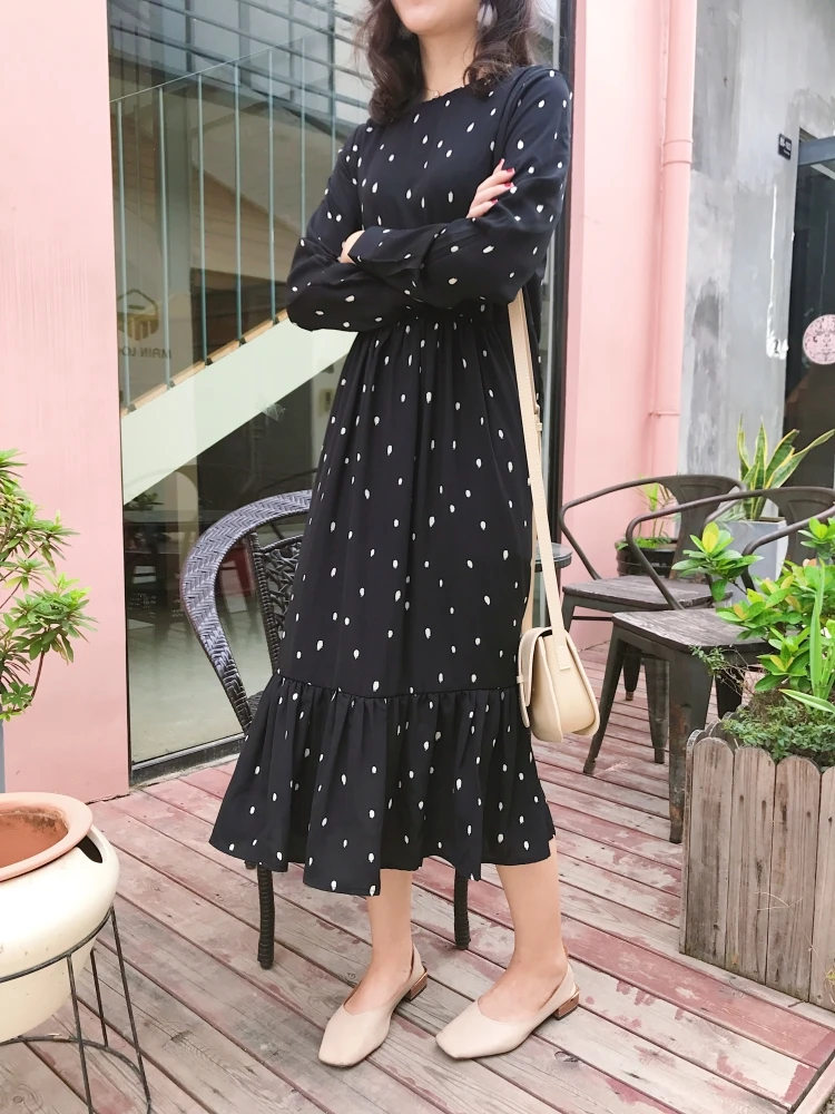 Женское винтажное платье с круглым вырезом черное свободное оборками модель D118