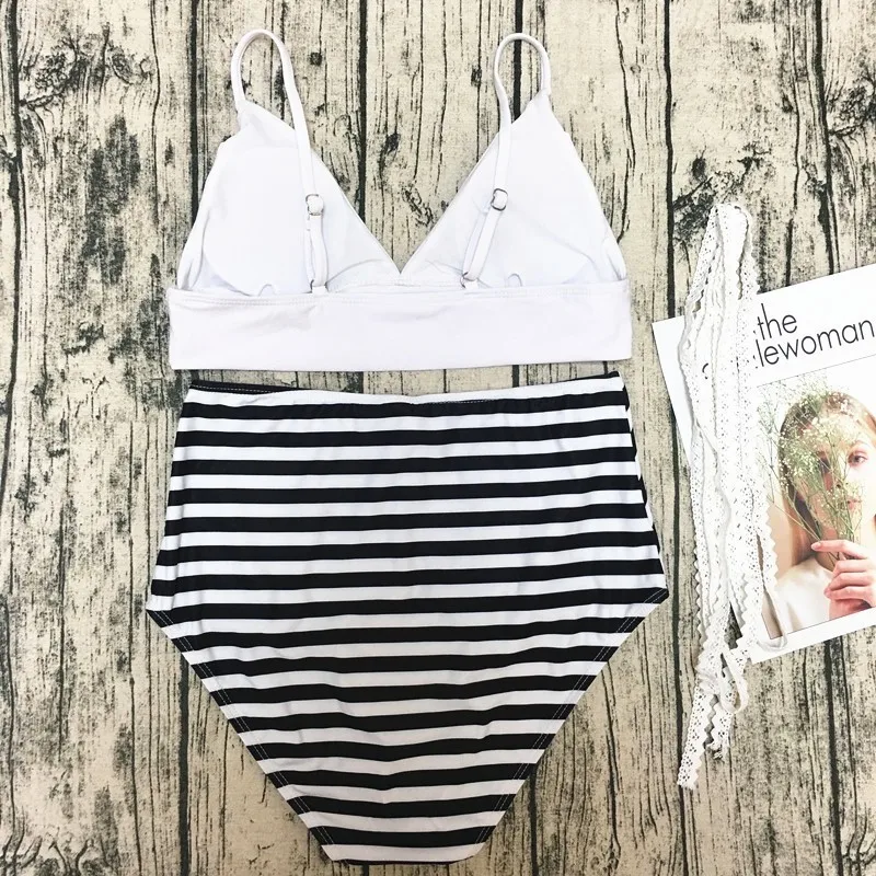 Женский купальный костюм однотонный белый бюстгальтер и повязка полосатые трусы