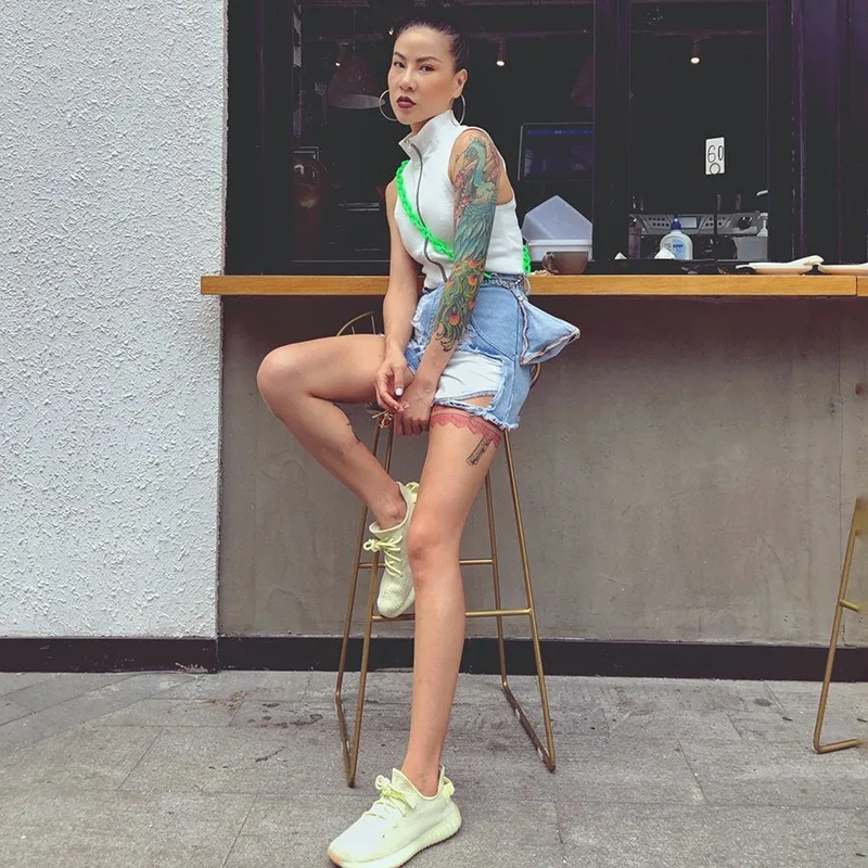 Женские джинсы TWOTWINSTYLE с высокой талией и поясом большие размеры весенние 2020 |