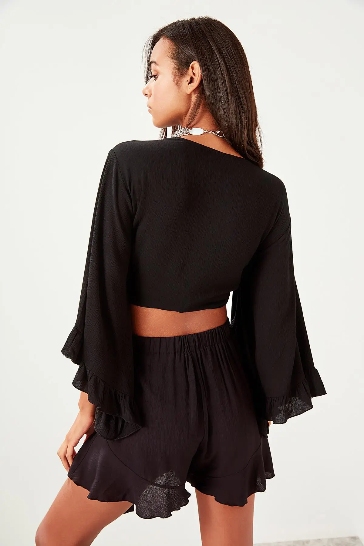 Trendyol черные вискозные рукава с воланами Bluz TBESS19BB0095 |