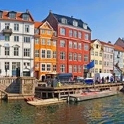 Здания вдоль канала с лодками Nyhavn Копенгаген Дания плакат печать (30x14) | Дом и сад