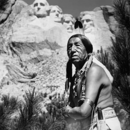 Фото Sioux man стоящий перед памятником Гора Rushmore национальный мемориал Южная Дакота США