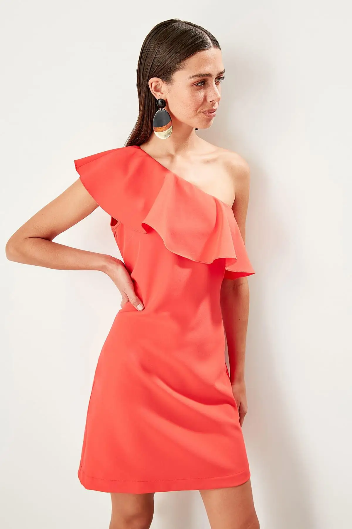 Trendyol Коралловое платье с одним рукавом и оборками TWOSS19LJ0150 | Женская одежда