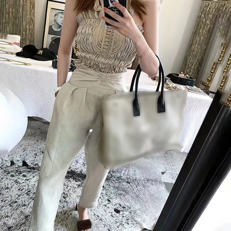 Женский костюм TWOTWINSTYLE с лямкой на шее открытыми плечиками и оборками короткий