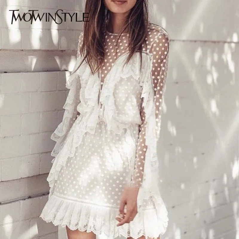 Кружевное мини платье TWOTWINSTYLE с круглым вырезом длинными рукавами и высокой