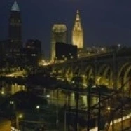 Арочный мост и здания освещены ночью Кливленд Огайо США плакат печать