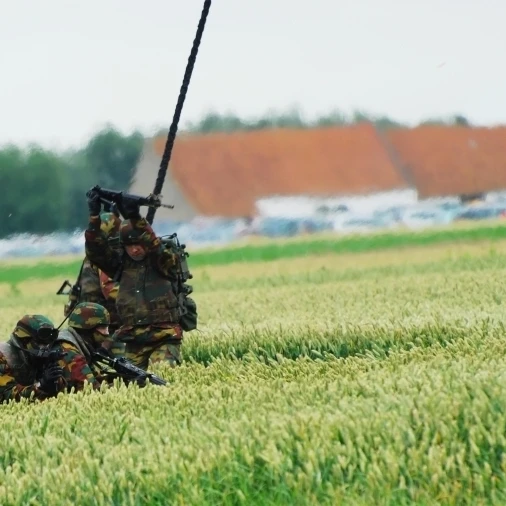Бельгийский паракоммандос входящий в сцену во время тренировки по эвакуации