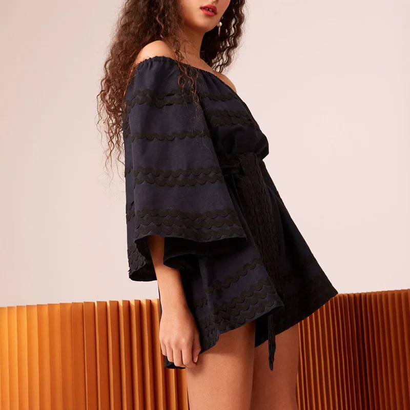 Женский комбинезон TWOTWINSTYLE с волнистыми полосками вырезом лодочкой