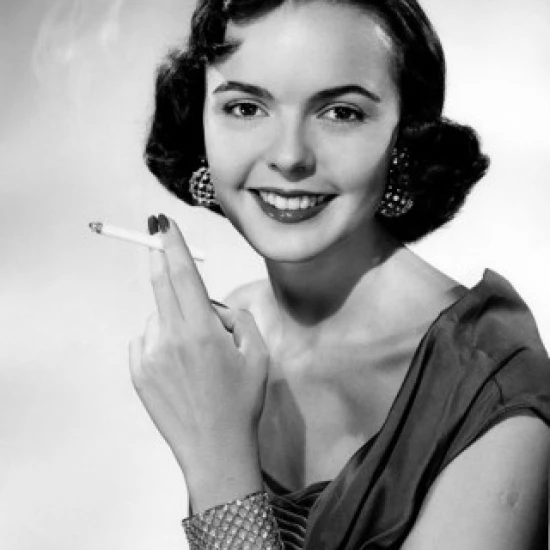 Студия портрет улыбаясь молодая женщина с печатью плакат сигаретой (18x24)|Таблички