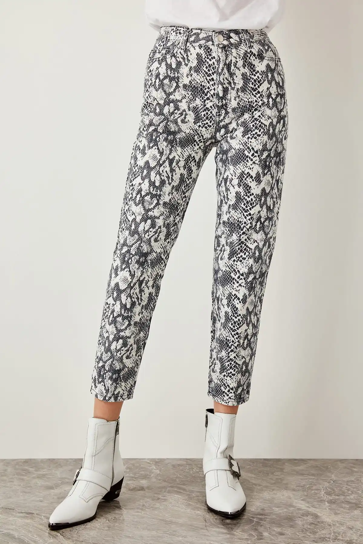Trendyol/белые джинсы с высокой талией и рисунком змеи Mom TCLAW19LR0156| |