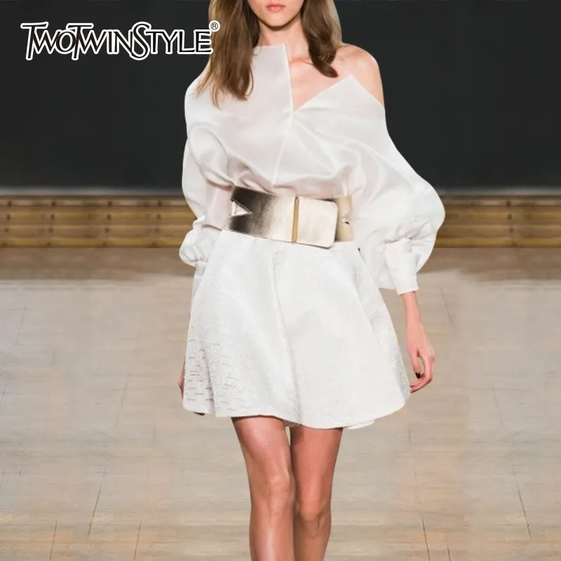 Женское платье мини TWOTWINSTYLE Осеннее ассиметричное с рукавом фонариком и высокой