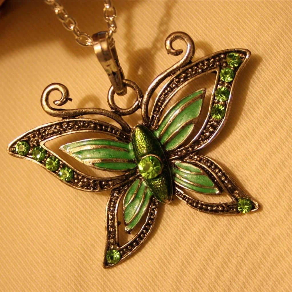 Ажурное светло-темно-зеленое ожерелье с бабочкой из страз |