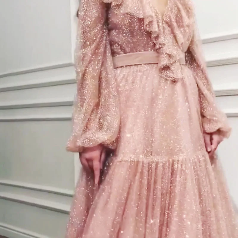 Женское платье элегантное блестящее с оборками и блестками вечернее v-образным