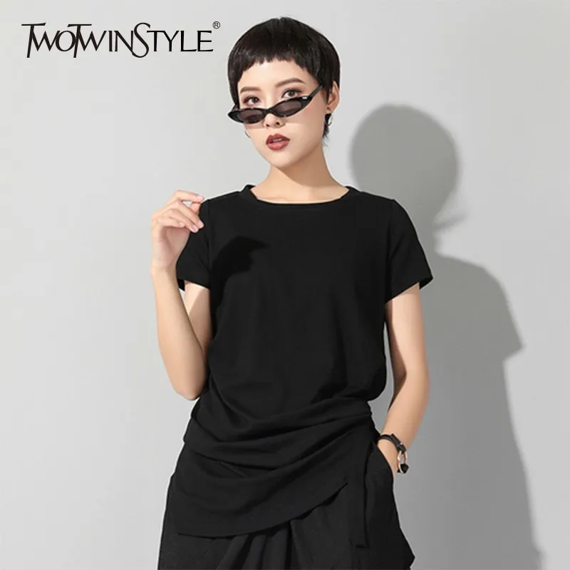 Женская Асимметричная футболка TWOTWINSTYLE черная Повседневная с рюшами и круглым
