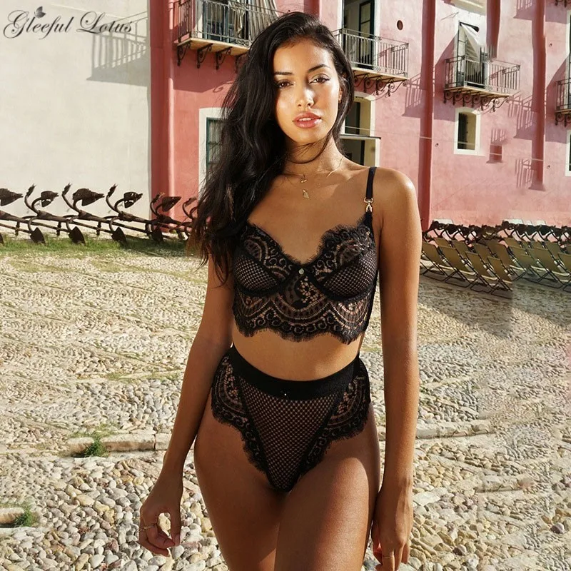 

Комплект женского кружевного нижнего белья из бюстгальтера пуш-ап и трусиков