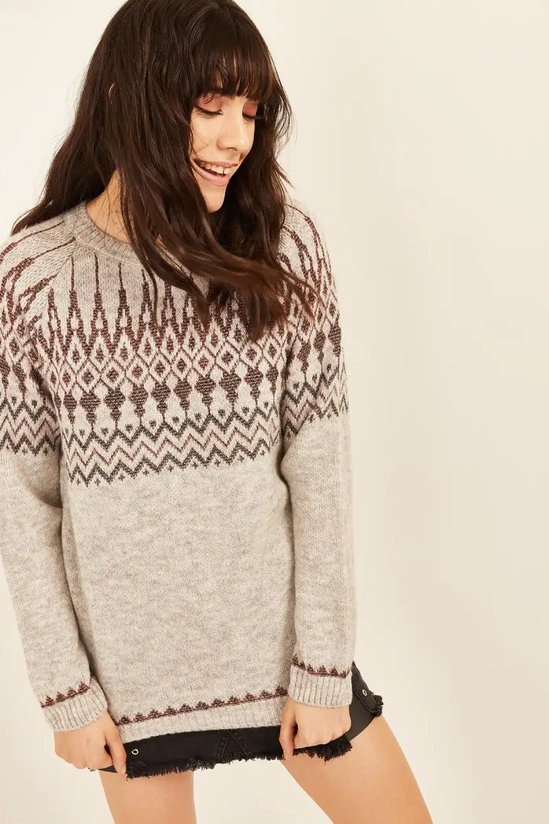 Женский свитер с серыми бриллиантами и серебристыми мягкими текстурированными